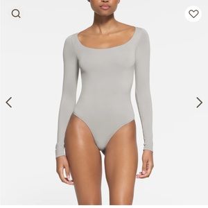 SKIMS essential long sleeve scoop neck bodysuit light grey large NEW